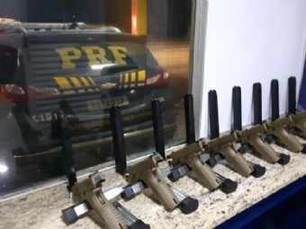 PRF encontra nove pistolas e 25 carregadores escondidos em carro na BR-277 e prende quatro suspeitos de trfico internacional de armas