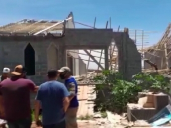 Trs trabalhadores ficam feridos aps teto em construo de igreja desabar, em Arapongas