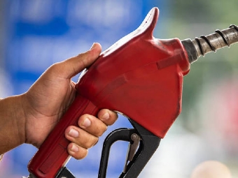 Petrobras reduz preo da gasolina em 4,66% para distribuidoras