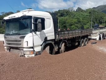 Motorista morre esmagado pelo prprio caminho que era guinchado na BR-376