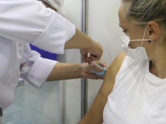 Paran tem contrato de compra de dez milhes de doses de vacina russa, diz governo