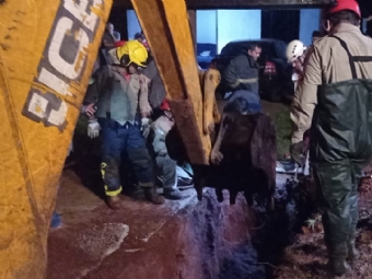 Criana  resgatada aps cair em buraco com cerca de trs metros de profundidade, em Mambor