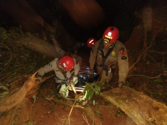 Homem morre aps trator ser engolido por buraco de 120 metros de profundidade no Paran