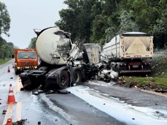 Batida entre duas carretas deixa um morto e outro gravemente ferido na BR 277