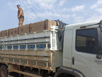 Polcia Militar apreende caminho carregado com 400 caixas d cigarros contrabandeados