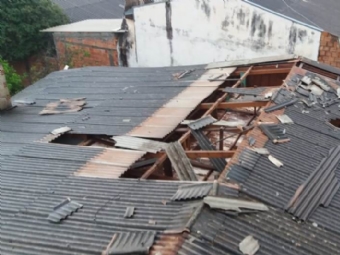 Defesa Civil atende casas danificadas pela chuva na tarde desta tera-feira