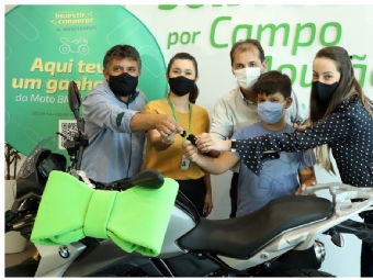 Sicredi Vale do Piquiri Abcd PR/SP entrega moto a associado de Campo Mouro (PR)