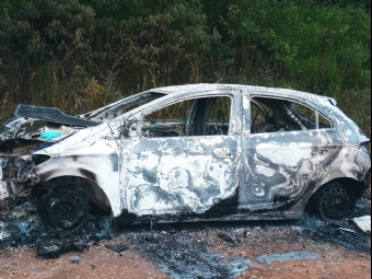 Mulher  encontrada morta dentro de carro incendiado em Guarapuava, diz PM