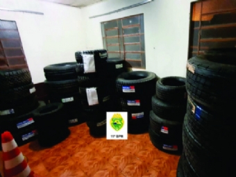 PM apreende carga de pneus contrabandeados, em Mambor