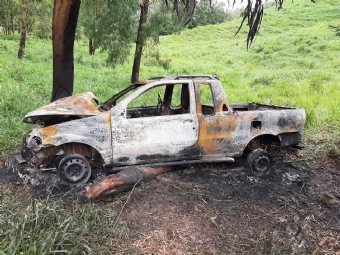 Duas pessoas so encontradas carbonizadas dentro de carro incendiado, em Guarapuava