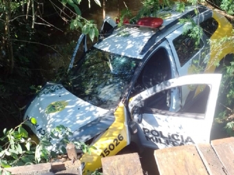 Durante perseguio a motocicleta viatura da PM perde o controle e acaba dentro de Riacho em Roncador