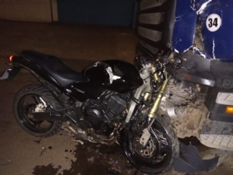 Motociclista perde a vida aps bater em caminho estacionado na madrugada de domingo