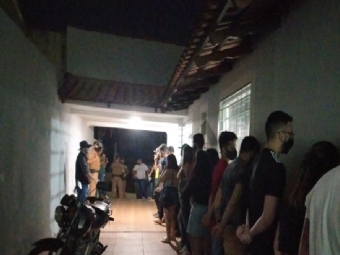 Fiscalizao multa mais de 30 pessoas aglomeradas em festa