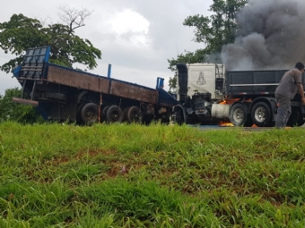 Caminhes pegam fogo aps bater de frente na BR 369 em Ubirat, VEJA O VDEO