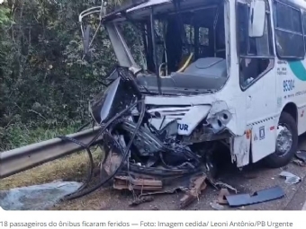 Uma pessoa morre e 18 ficam feridas aps carro invadir pista contrria e bater de frente com nibus no Paran