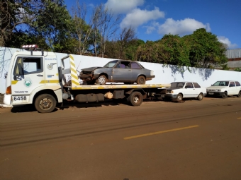 PM remove carros apreendidos abandonados em via pblica