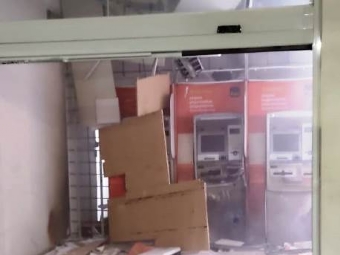 Bandidos explodem caixas eletrnicos de agncia bancria em Mariluz