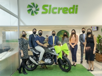 Sicredi entrega moto a terceiro premiado em campanha de capital social
