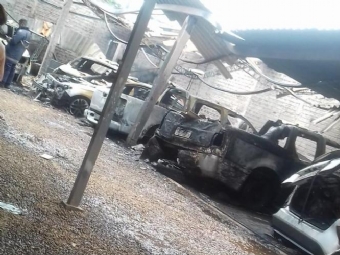 Oficina pega fogo e vrios veculos ficam destrudos em Ubirat