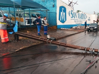 Chuva com vento forte destelha estacionamento de hotel e derruba postes, em Guarapuava