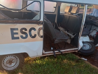 Homem morre aps ser ejetado em batida entre Kombi de transporte escolar e caminhonete, em Ubirat