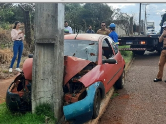 Homem de 41 anos morre em Cascavel aps bater carro em um poste, diz PM