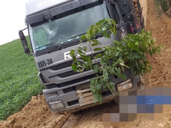 Motorista morre prensado entre caminho e trator no Paran