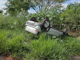 Sem CNH, homem foge da PRF, capota o carro e acaba preso com 232 kg de maconha