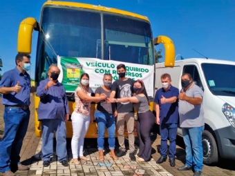 Com recursos prprios, prefeito faz entrega de nibus para transporte de universitrios