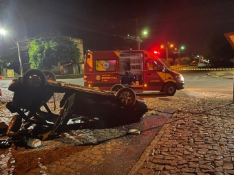 Carro capota vrias vezes, e motorista e passageiro saem andando do veculo, em Medianeira