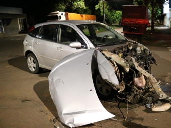 Colis�o entre dois carros deixa homem em estado grav�ssimo no centro de Campo Mour�o