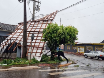 Temporal causa estragos em Campina da Lagoa e regio