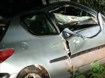 Gestante fica ferida aps carro bater em rvore na PR-239, entre Campina da Lagoa e Nova Cantu