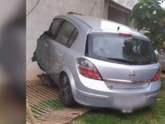 Traficante bate carro em residncia enquanto tentava fugir de perseguio