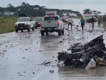 Trag�dia na PR-153: carro parte ao meio ap�s aquaplanar e bater em caminh�o; m�e morre