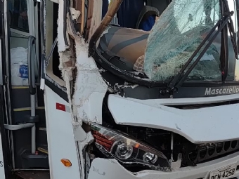 nibus da Sade de Campina da Lagoa se envolve em acidente na BR-369; 38 passageiros saem ilesos