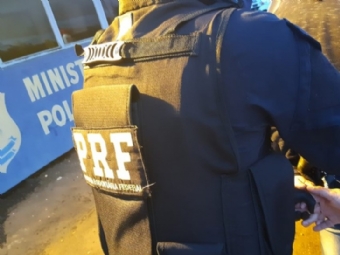 Acidente entre van e caminho deixa um morto, e quatro homens so presos por saque de carga em Nova Laranjeiras, diz PRF