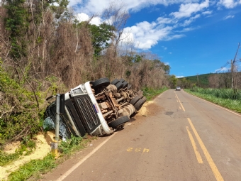 Caminho carregado com soja tomba na PR 239 em Campina da Lagoa