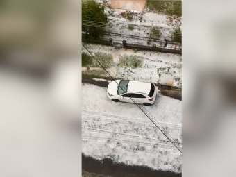 Temporal com granizo cobre ruas de Uvaranas, em Ponta Grossa, e Inmet emite alerta vermelho para o Paran