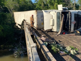 Motorista fica ferido aps tombar caminho sobre a ponte do Rio Ligeiro, na PR-082