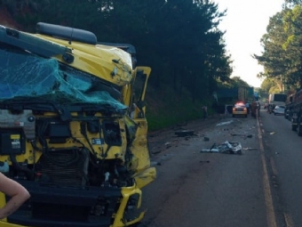 Batida entre dois caminhes mata motorista na PR-466, em Pitanga