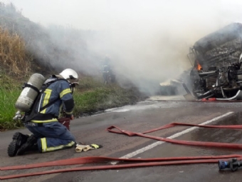 Motorista morre aps carreta pegar fogo depois de batida na PR-317, em Maring