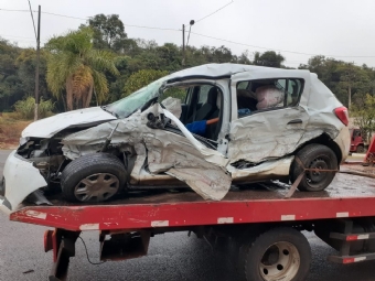 Dois homens ficam feridos aps batida entre carro e caminho na PR-466, em Pitanga