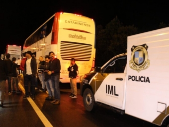 Passageiro de nibus saca arma e trs assaltantes morrem em rodovia da RMC