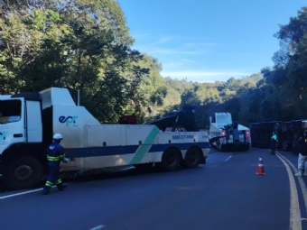  Caminho tomba na BR-277 e carga  saqueada em 	Nova Laranjeiras
