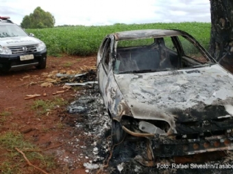 Corpo carbonizado  encontrado dentro de carro em chamas