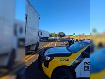 Motociclista de 63 anos morre ap�s colidir na traseira de carreta na PR-444