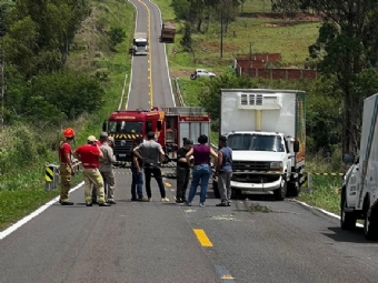 Homem morre atropelado por carreta ao manobrar veculo que quebrou em rodovia no Paran
