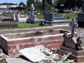 Criminosos violam tmulo e ateiam fogo a caixo de homem recm sepultado