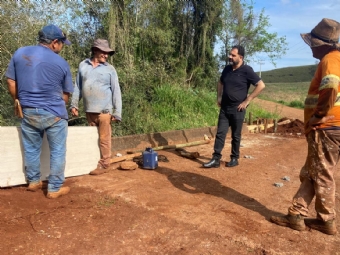 Prefeito acompanha obras na Estrada da �gua da Campina e destaca avan�o de um dos maiores investimentos em infraestrutura rural
